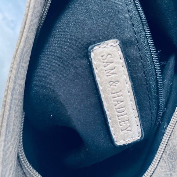 Sam & Hadley Gray Faux Leather Hobo Bag Zipper Quilted Accent Large Size - Picture 10 of 10